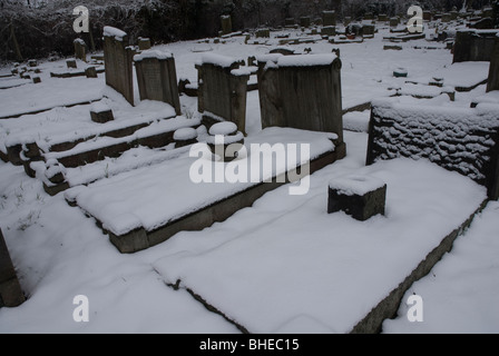 St Leonards Friedhof mit Grabsteinen schneebedeckt, Heston West London, UK Stockfoto