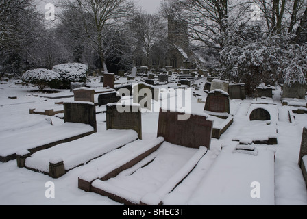 St Leonards Friedhof mit Grabsteinen schneebedeckt, Heston West London, UK Stockfoto