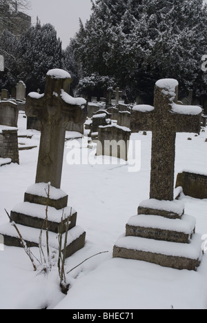 St Leonards Friedhof mit Grabsteinen schneebedeckt, Heston West London, UK Stockfoto