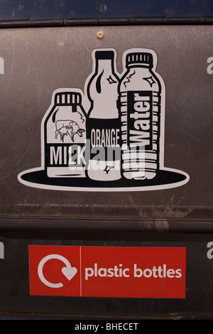 Melden Sie auf einem Lagerplatz für Recycling-Kunststoff-Flaschen Stockfoto