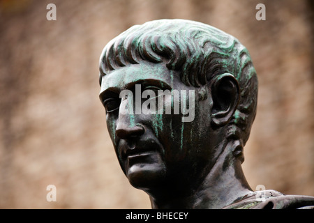 Detail einer Statue des Kaisers Trajan auf dem römischen London Wall, London, England sein Stockfoto