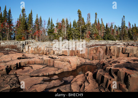 Künstler Punkt in Grand Marais, Minnesota zeigt borealen Wald inmitten von gebrochenen alten Lavaströmen. Stockfoto