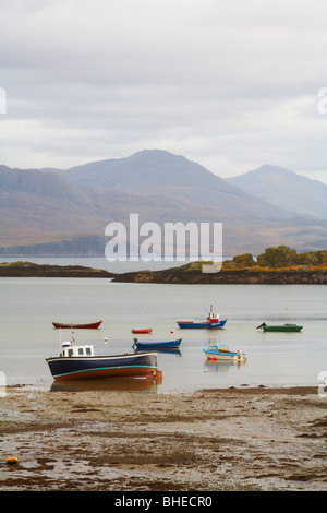 Schottland Isle Of Skye Sleat Halbinsel Blick von Ardvasar über Sound of Sleat auf schottischen Festland Ebbe Angelboote/Fischerboote Stockfoto