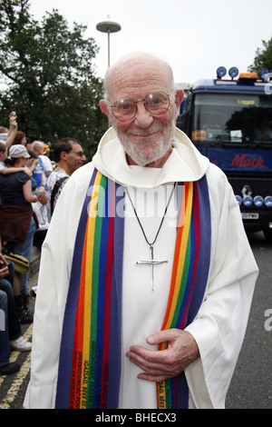 Regenbogen gestohlen und Kreuz auf einen Priester in Brighton und Hove Gay Pride Parade 2009 Stockfoto