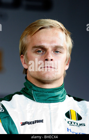 Finnischen Fahrer Heikki Kovalainen bei Lotus Cosworth T127 Formel1 Auto am Team starten in London England Stockfoto