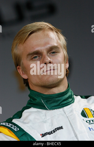 Finnischen Fahrer Heikki Kovalainen bei Lotus Cosworth T127 Formel1 Auto am Team starten in London England Stockfoto