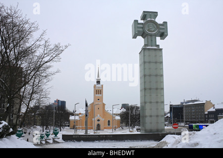 Platz der Freiheit mit dem Denkmal der Unabhängigkeitskrieg und St. Johann Kirche, Tallinn, Estland. Stockfoto