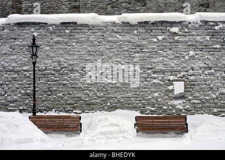 Steinwände des dänischen Königs Garten bilden die mittelalterliche Verteidigungsanlagen im Stadtteil Toompea von der Altstadt von Tallinn, Estland. Stockfoto