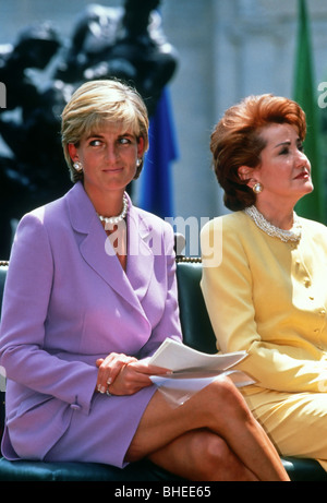 Diana, die Princess of Wales (R) mit Elizabeth Dole besucht eine Ankündigung auf ein Verbot von Landminen an das amerikanische Rote Kreuz Stockfoto