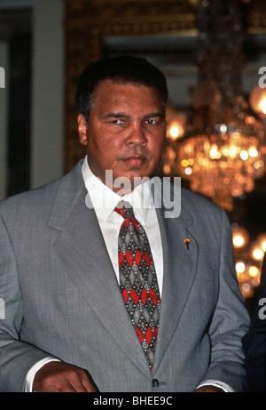 Box-Legende Muhammad Ali mit Senator John McCain auf dem Kapitol 25. April 1997 in Washington, DC. (Foto von Richard Ellis) Stockfoto