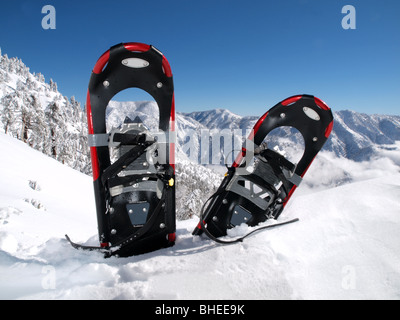 Schneeschuhe in einen tiefen Drift auf einer Bergspitze California. Stockfoto