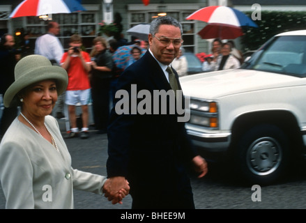 Staatssekretär Colin Powel und seine Frau Alma verlassen nach der Teilnahme an der Hochzeit von US-Notenbankchef Alan Greenspan Stockfoto