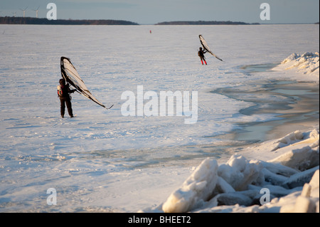 Menschen Skifahren auf Meereis im Winter, mit einem Handkitewing. Ostsee , Bottnischen Meerbusen , Oulu , Finnland Stockfoto