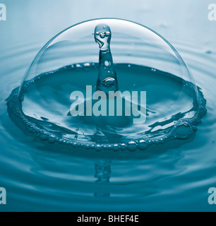 die spritzenden Wassertropfen innerhalb einer Seifenblase Stockfoto