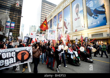 Anti-Olympia Demonstranten marschieren auf Georgia Straße am Tag Eröffnung der Olympischen Spiele 2010 Vancouver. 12. Februar 2010 Stockfoto