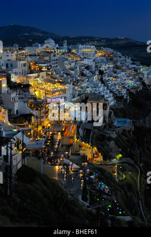 Die kleine Stadt Thira in der Nacht. Insel Santorini, Griechenland. Stockfoto