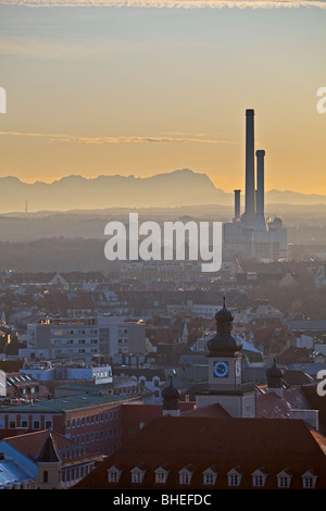 Kraftwerk in der Stadt München (München) mit den Bayerischen Alpen im Hintergrund, Bayern, Deutschland, Europa. Stockfoto