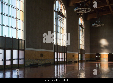 Fensterdetail in der Ticket-Halle von Union Station, Los Angeles, Ca. Stockfoto