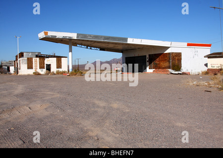 Verlassene Tankstelle und Garage entlang der Route 66 in Ludlow, Kalifornien. Stockfoto