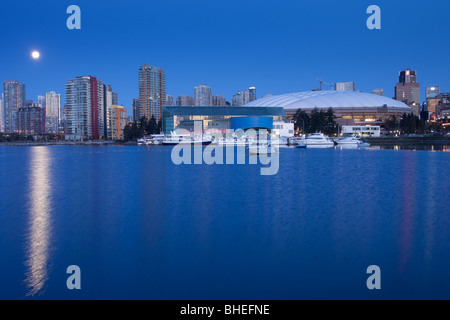 Skyline von Vancouver und BC Stadium von False Creek Stockfoto