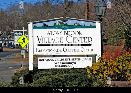 Schild am Eingang zu den Einkaufsstraßen Stony Brook Village Center, Long Island, NY Stockfoto