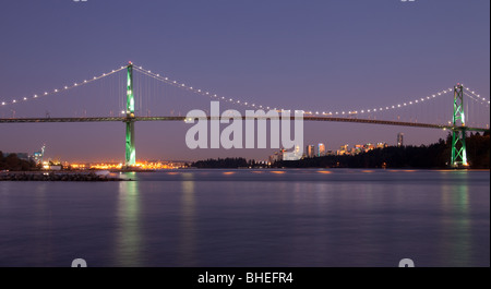 Vancouvers Lions Gate Bridge in der Dämmerung Stockfoto