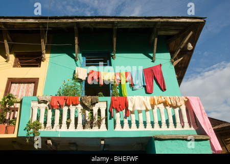 Bunte Wäsche trocknen auf Balkon, grünes Haus, Bandipur, Tanahu Bezirk, Nepal Stockfoto