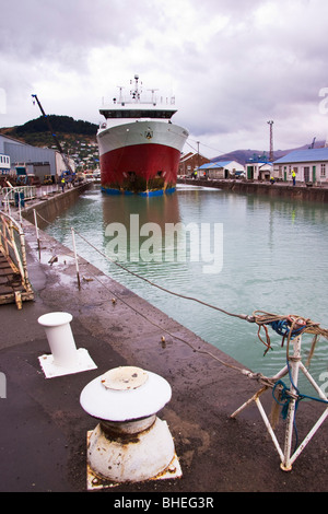 Ein fischender Trawler betritt Trockendock vor Wartungsarbeiten unterzogen, nachdem das Dock geleert wurde. Stockfoto