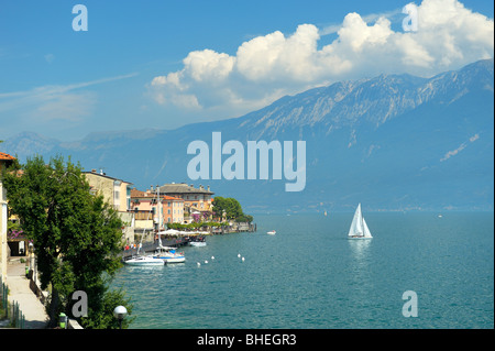 Der Ferienort Stadt von Gargnano am Gardasee, Lombardei, Italien. Segelboot den Hafen verlassen. Lago di Garda. Stockfoto