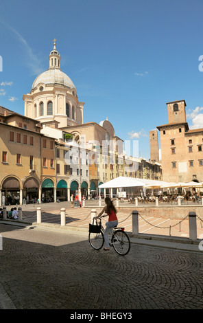 Die Basilika di Sant'Andrea gesehen von der Piazza Concordia in der mittelalterlichen Stadt Mantua, Lombardei, Italien. Stockfoto