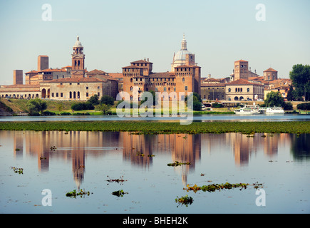 Mantua, Lombardei, Italien. SW über Lago di Mezzo, Saint Georges Castle, Castello di San Giorgio und dem mittelalterlichen Stadtzentrum Stockfoto