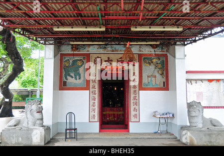 Stein-Löwen hocken am Eingang zum Tin Hau Tempel, Yung Shue Wan, Lamma Island, Hongkong Stockfoto