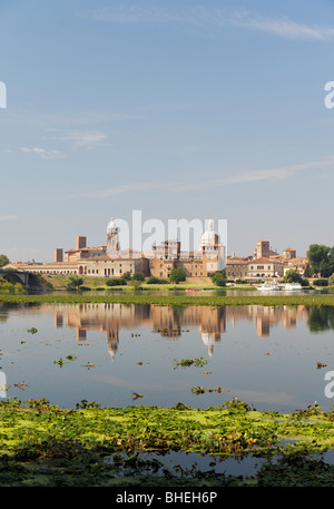 Mantua, Lombardei, Italien. SW über Lago di Mezzo, Saint Georges Castle, Castello di San Giorgio und dem mittelalterlichen Stadtzentrum Stockfoto