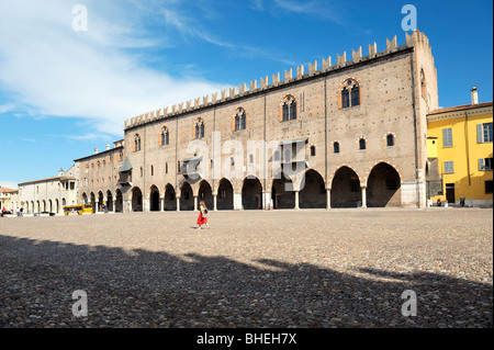 Der mittelalterliche Palazzo Ducale, dem Dogenpalast, über die Piazza Sordello im mittelalterlichen Stadtzentrum von Mantua, Lombardei, Italien. Stockfoto