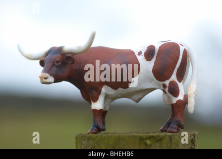 Texas Longhorn Plastikmodell Kuh fotografiert außerhalb in einem Feld. Stockfoto