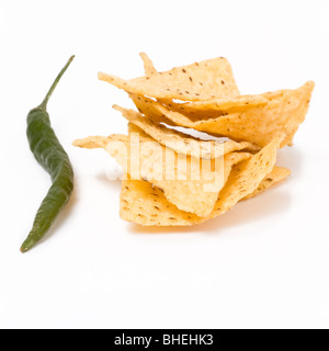 Haufen von Tortilla Chips mit großen grünen Chili auf weißen Hintergrund isoliert. Stockfoto