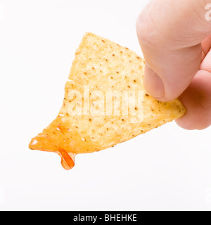 Tortilla-Chips oder Nachos tropft und Nässen Soße auf weißen Hintergrund isoliert. Stockfoto
