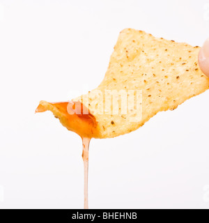Tortilla-Chips oder Nachos tropft und Nässen Soße auf weißen Hintergrund isoliert. Stockfoto