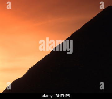 Cheops-Pyramide, die Silhouette gegen Sonnenuntergang, Gizeh, Kairo, Ägypten, Afrika Stockfoto