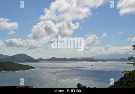 Blauer Himmel weiße Wolke Blick von der Klippe Repulse Bay, der Osten Lamma Channel, Südrussland, Hong Kong, China Stockfoto