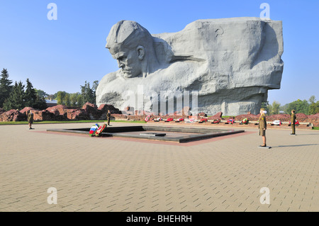 Wächter der Ehre in der Nähe von die ewige Flamme im Memorial Komplex der Festung Brest, Belarus Stockfoto