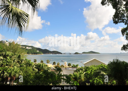 Blauer Himmel, Baum Fenster mit Blick auf den Strand, sicher Baden Bereich, Hai net und Südchinesische Meer Versand Lane, Repulse Bay, Hongkong Stockfoto