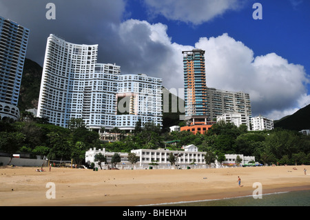 Quadratischen Sie am späten Nachmittag erschossen, vom Strand, von der Repulse Bay Wohnblock mit großen Feng Shui Loch, Repulse Bay, Hongkong Stockfoto