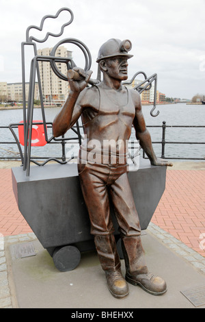 Statue eines Bergmanns auf einer Skulptur namens aus Grube zum Hafen als eine Hommage an die Kohle-Industrie Cardiff Bucht Wales uk Stockfoto