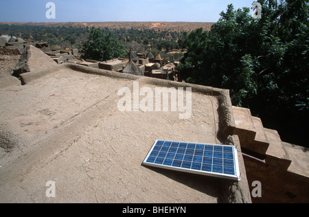 Ein Solar-Panel auf einem Dach, Tereli, zahlt Dogon, Mali, mit dem Dorf und dann die Ebene (Sahel) im Hintergrund. Stockfoto