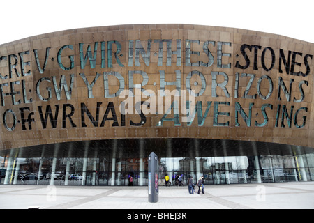 außen das Wales Millennium Centre bietet eine darstellende Kunst und kulturellen Veranstaltungsort auf der Bucht von Cardiff wales uk Stockfoto