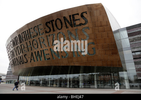 außen das Wales Millennium Centre bietet eine darstellende Kunst und kulturellen Veranstaltungsort auf der Bucht von Cardiff wales uk Stockfoto