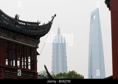 Blick auf Pudong Wolkenkratzer aus der Yu-Garten-Basar, Shanghai, China, Asien Stockfoto