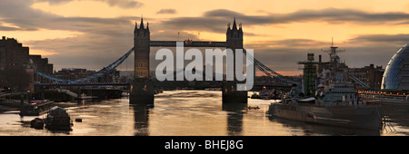 LONDON, Großbritannien - 30. JANUAR 2010: Panoramablick auf Tower Bridge und HMS Belfast at Dawn Stockfoto