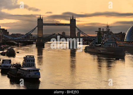 LONDON, Großbritannien - 30. JANUAR 2010: Tower Bridge und HMS Belfast in Dawn Stockfoto